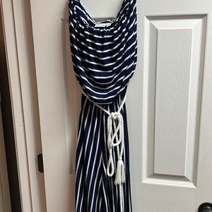 Beautiful flowy pants romper, strapless with tie. Beach break size small.